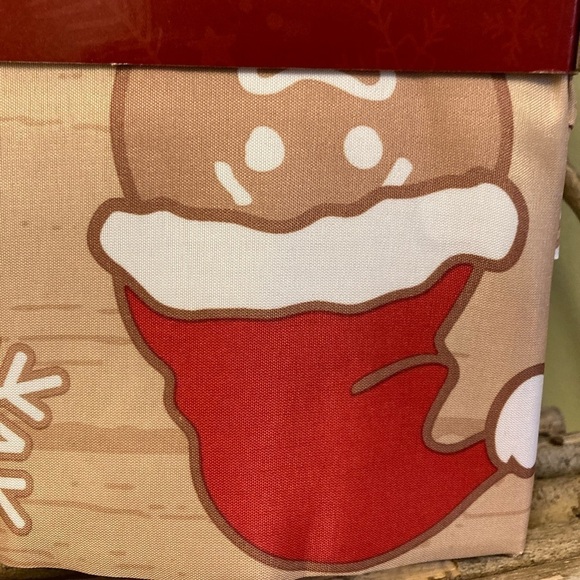 NEW!  HOLLY HOMES CHRISTMAS GINGERBREAD SHOWER CURTAIN W/ RESIN SNOWFLAKE HOOKS - Picture 8 of 10